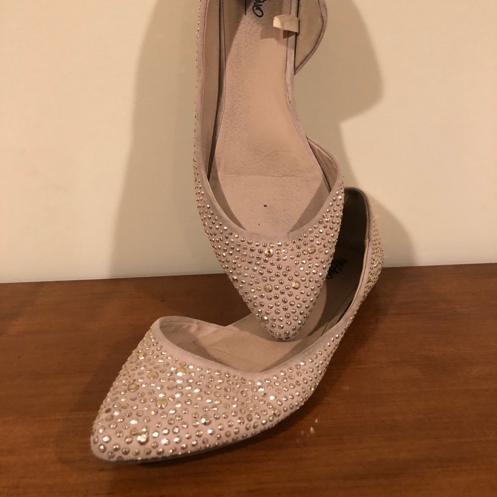 Pointy nude flats with grommets